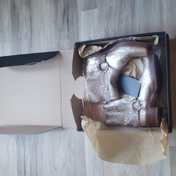 Frye and Co. Rare Distressed Metallic 8R boots. Size 9.5. - Picture 5 of 16